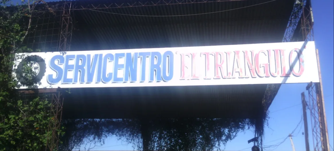 Cartel auténtico de Servicentro El Triángulo en el frente del local